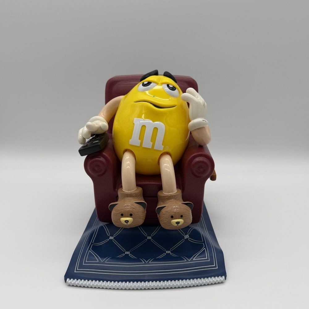 M&M'S PLASTIC CANDY DISPENSER RECLINER CHAIR W/REMOTE YELLOW PEANUT VTG 1999 MM
